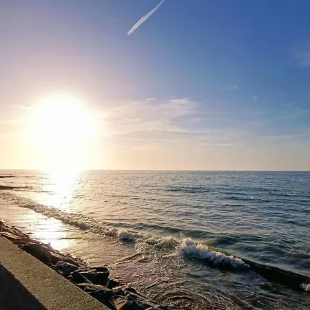 4 Personnes Avec Piscine Et Bain Nordique Proche Des Plages Du Debarquement アパート *